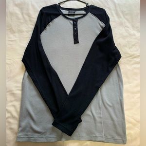 Men’s 2XL Buttoned long sleeve sweater/ Color: Black, Gray/ in great condition